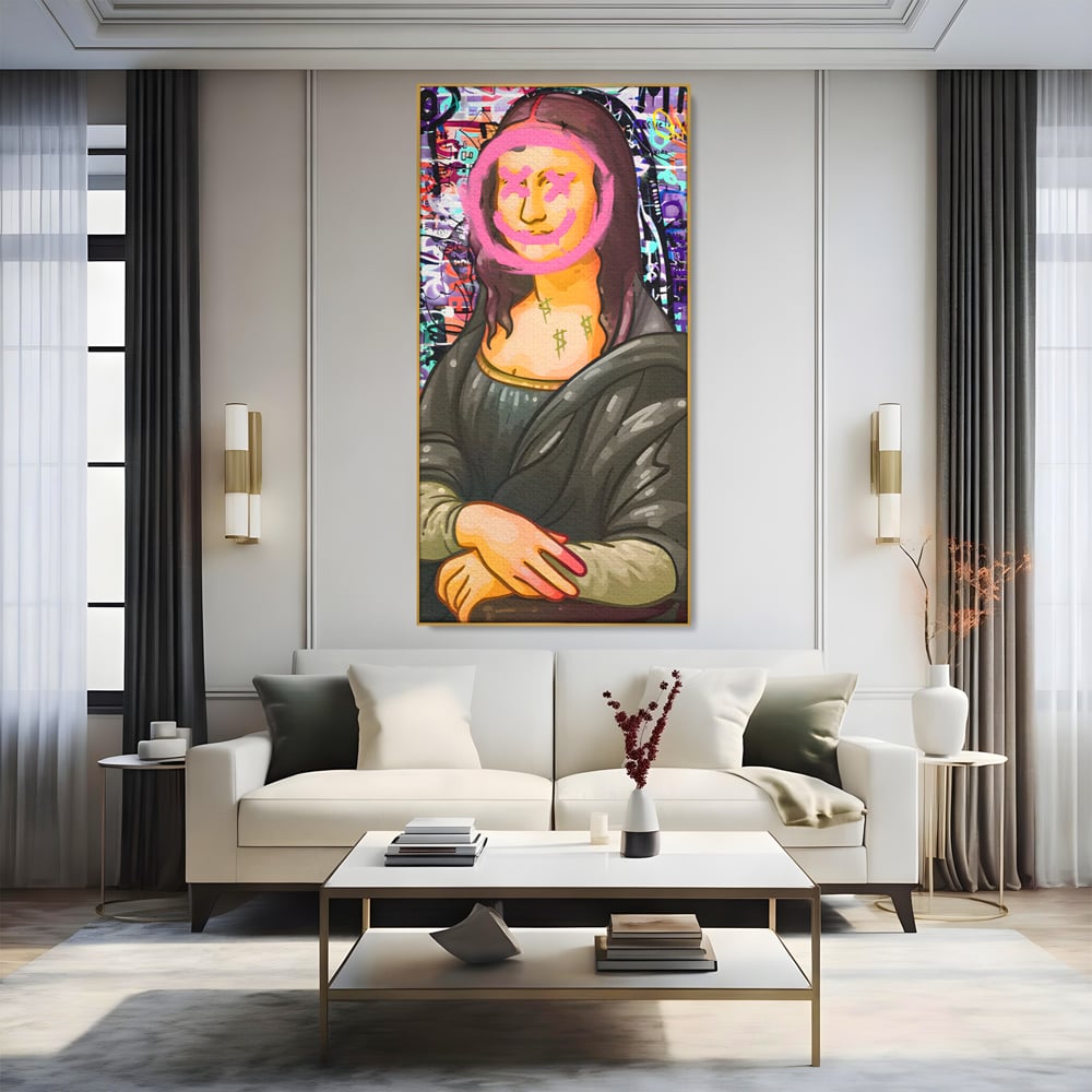 Tablou canvas cu tablou canvas cu mona lisa pop art, in rama de aluminiu auriu, pe perete intr-un living